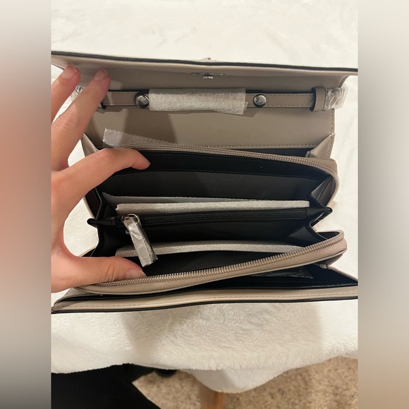 Simply Vera Vera Wang Signature Mini
Crossbody Bag - BRAND NEW - Picture 7 of 7